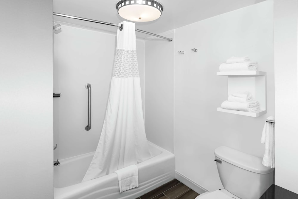Hampton Inn & Suites Raleigh Cary Lenovo Center - photo 31
