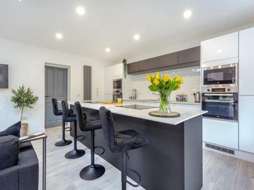 Langley Lodge 7 Double Bedrooms With Smart Tvs 6 Bathrooms Fully Equipped Kitchen Ample Parking Wifi Dishwasher Garden Great Central Location Ideal For Business And Trades Teams For Long Stays Contact Langley Cottages & Serviced Apartments — 4-Star Luxury Hotel in Wick, United Kingdom