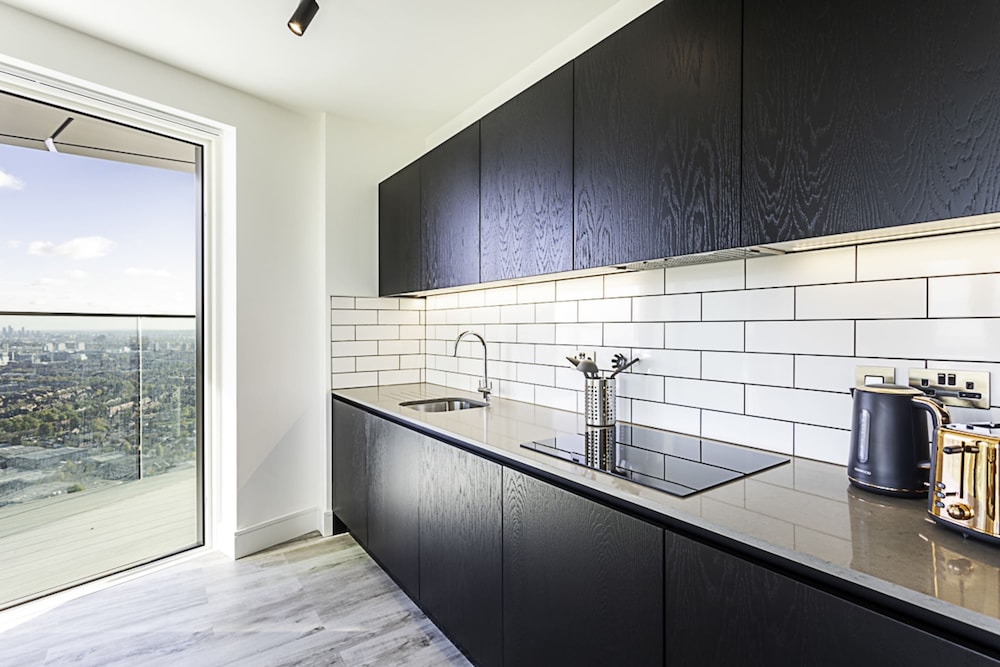 Beautiful 2 Bed Icon Tower Flat 5 — 4-Star Luxury Hotel in London, United Kingdom