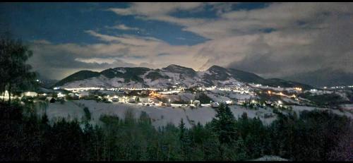 The Mountain View no children — hotel in Pestera