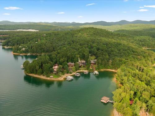 Medley Sunset Cove Lake Blue Ridge Cabin Rental minutes to Downtown Blue Ridge GA — 4-Star Luxury Hotel in Morganton, United States