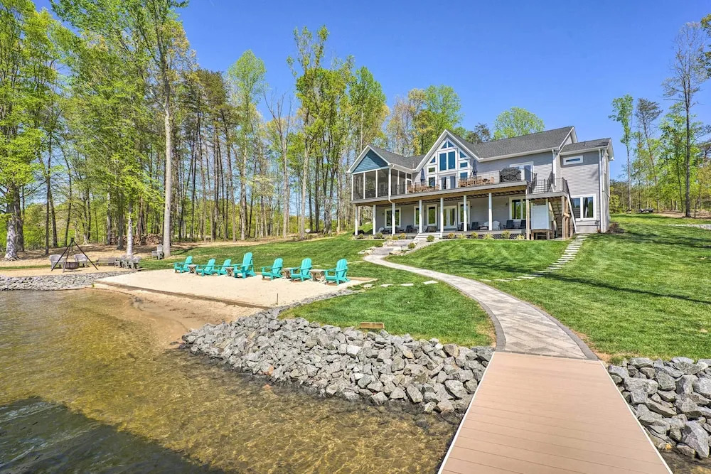 Waterfront Lake Anna Home with Dock Beach and Kayaks — 4-Star Luxury Hotel in Louisa, United States