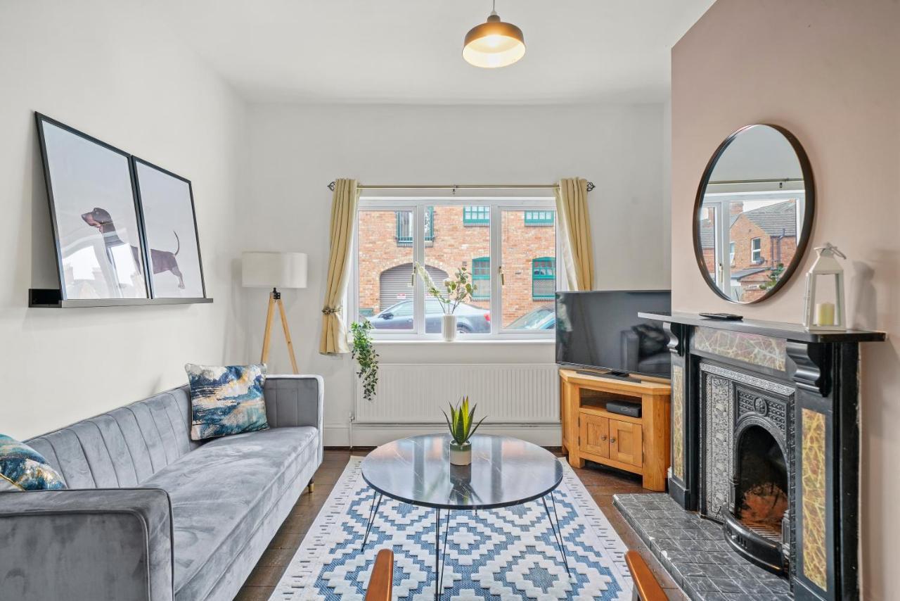 Central House with Pool Table Free Parking Super Fast Wifi And Smart TV with Virgin TV And Netflix by Yoko Property — 4-Star Luxury Hotel in Northampton, United Kingdom