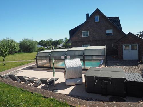 Villa Jenny mit Pool — 4-Star Luxury Hotel in Kluetz, Germany