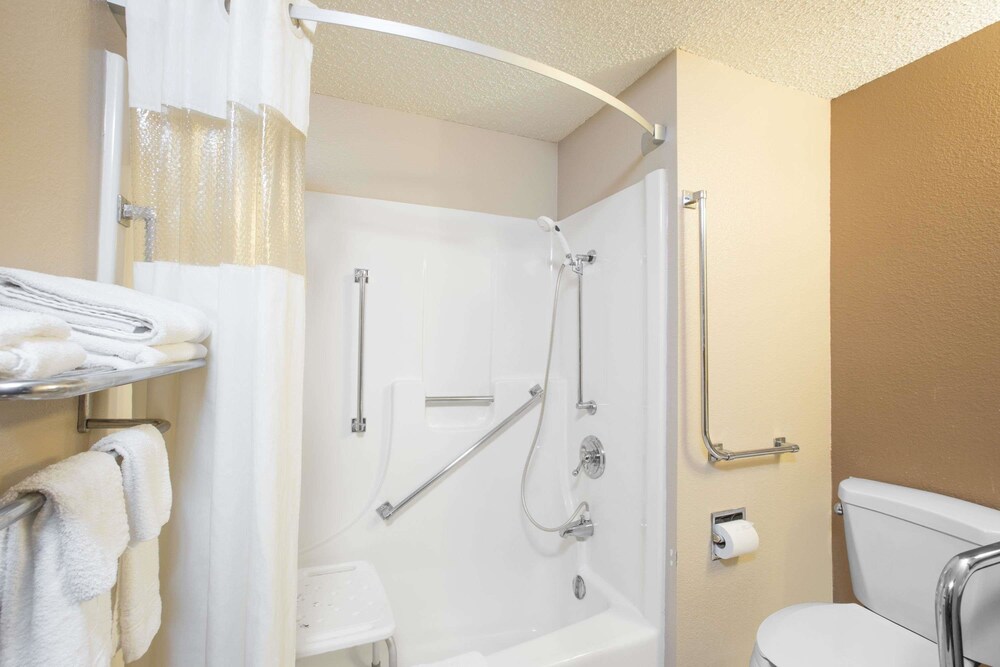 Super 8 by Wyndham Sioux City Morningside Area - photo 12