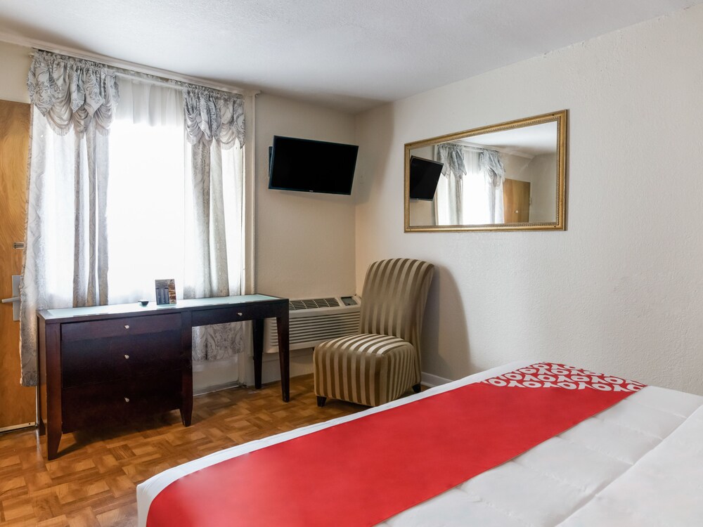 OYO Hotel Houston TX near Medical Center NRG Stadium - photo 8