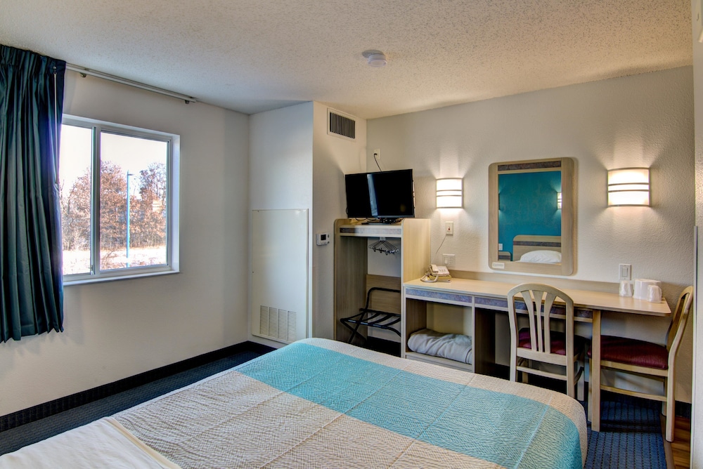 Econo Lodge Menomonie - photo 35