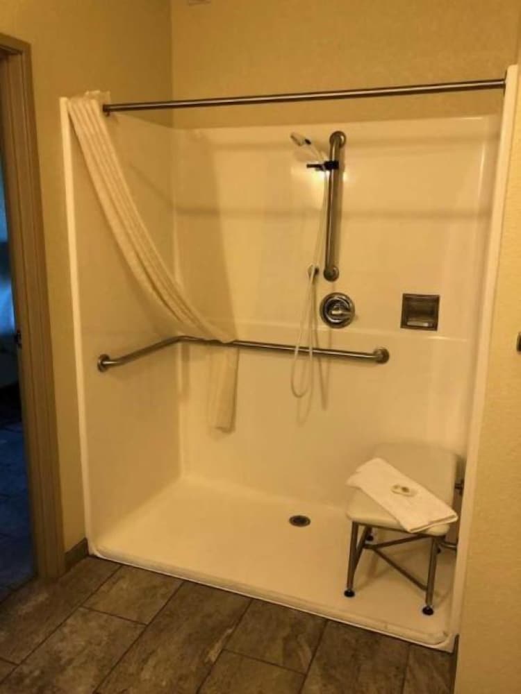 Cobblestone Hotel & Suites Erie - photo 21