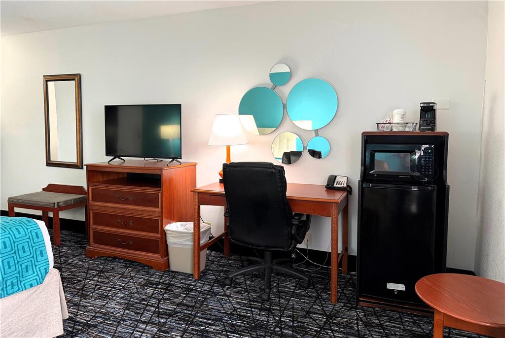 Howard Johnson by Wyndham Evansville East - photo 14