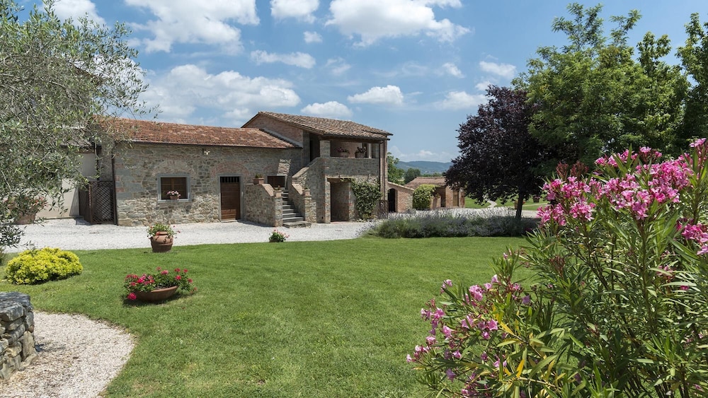 Nonno Fernando 18&4 Emma Villas — 4-Star Luxury Hotel in Cortona, Italy
