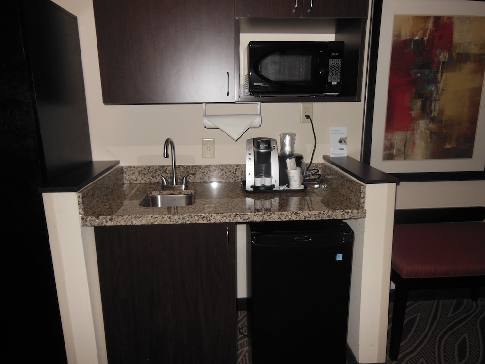 Holiday Inn Express & Suites Washington Meadow Lands by IHG - photo 13