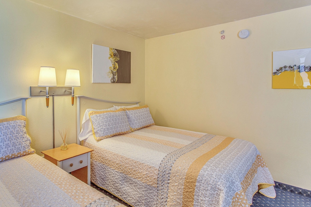 Steps to Beach: Bay Watch Resort Studio - photo 5