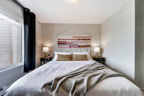 Bright Luxe Condo AC Top Floor King Bed Balcony — Edmonton — photo 2