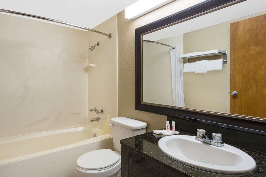 Super 8 by Wyndham Bentonville - photo 9