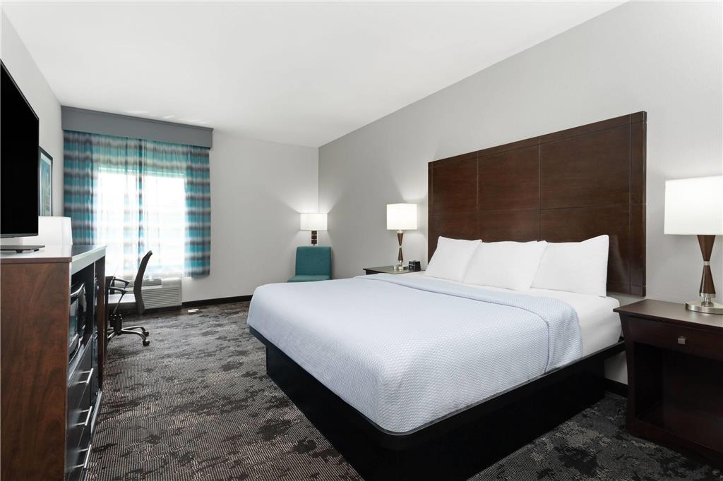 La Quinta Inn & Suites by Wyndham Columbus Edinburgh - photo 18