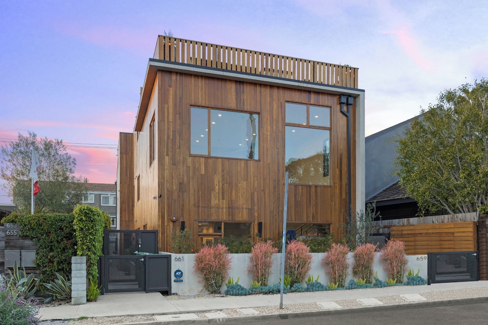 Cedar Loft Villa — 4-Star Luxury Hotel in Venice, United States