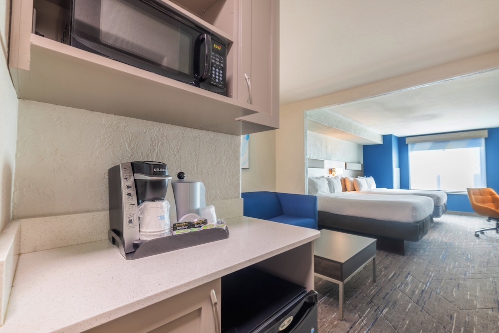 Holiday Inn Express and Suites Kansas City Airport by IHG - photo 14