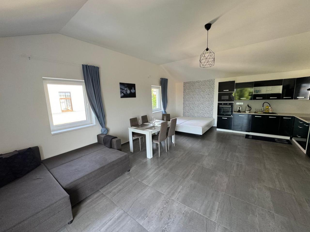 Apartmán byt 75m2 klid příroda pro rodinu — 4-Star Luxury Hotel in Prague, Czech Republic