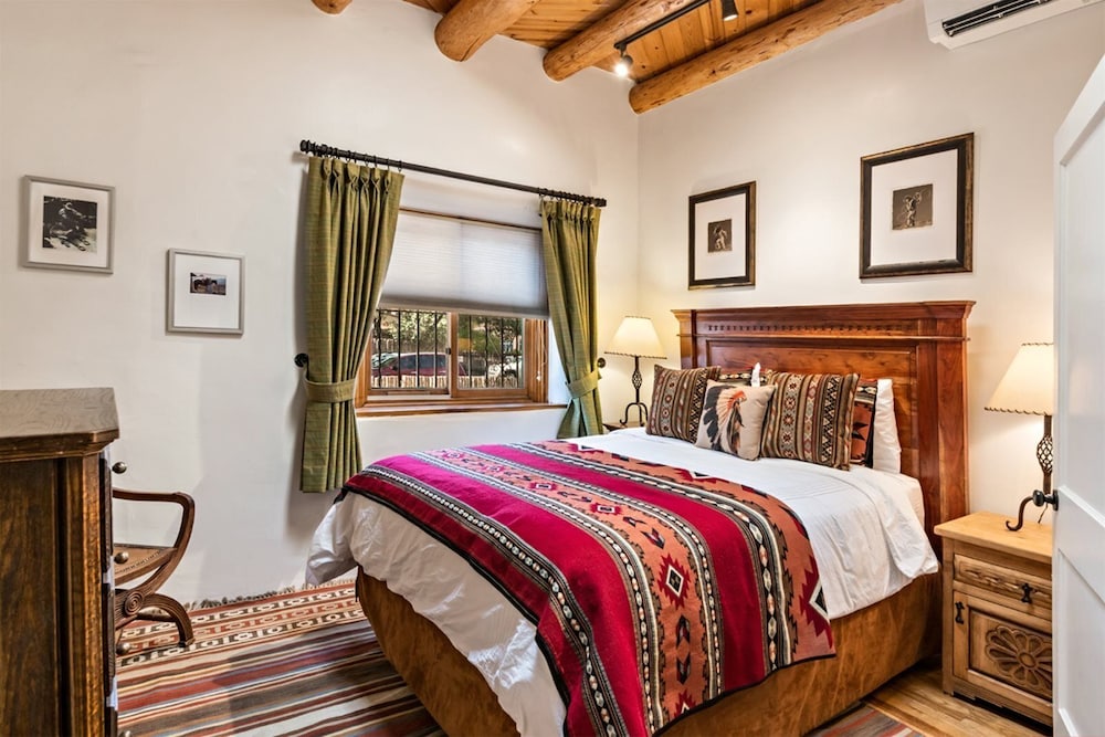 Amor Historic Adobe in the Heart of The Railyard and Downtown Santa Fe Hot Tub - photo 3