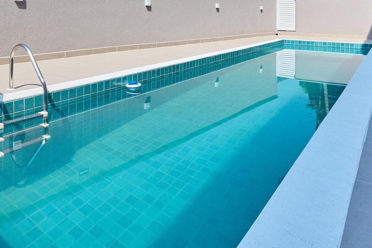 BH29: 1 Quadra d Praia Ar Churrasqueira Piscina — 4-Star Luxury Hotel in Ubatuba, Brasil