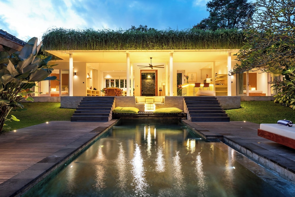 Villa Reina by SooBali Spacious & Modern near Canggu with Butler Cook Private Pool and Tropical Gardens — 4-Star Luxury Hotel in Kerobokan, Indonesia