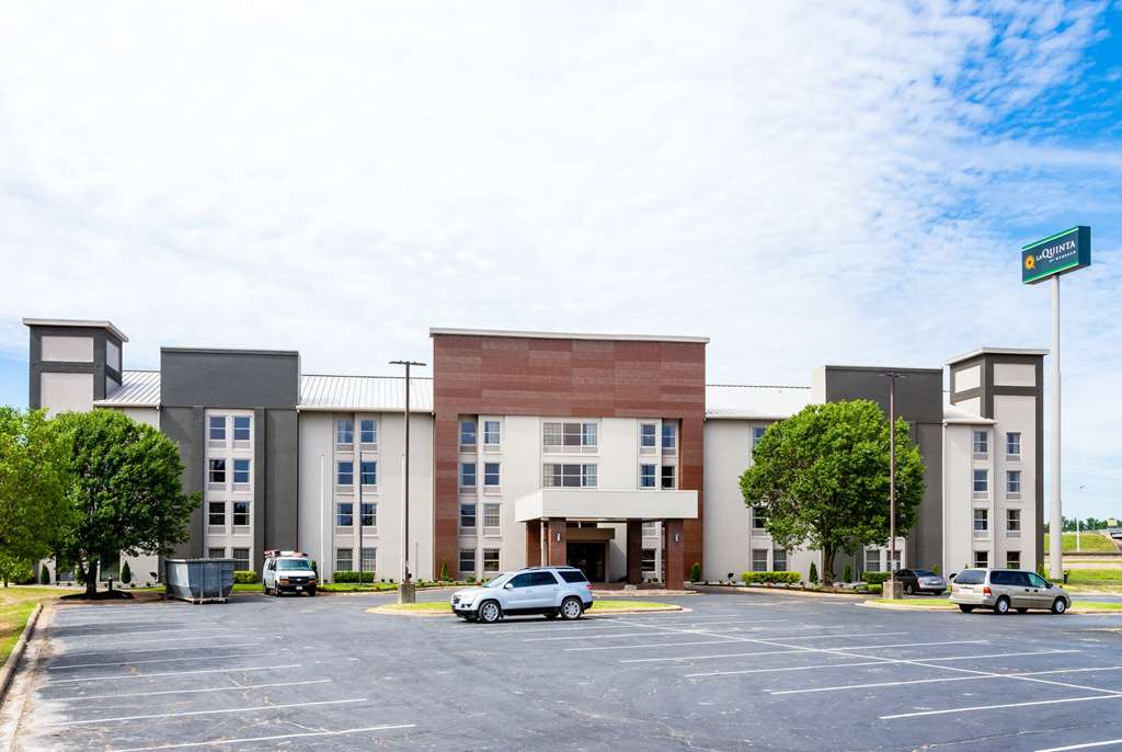 La Quinta Inn and Suites by Wyndham Jonesboro - photo 3