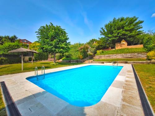 Duplex Con Piscina En Rubi — hotel in Rubi
