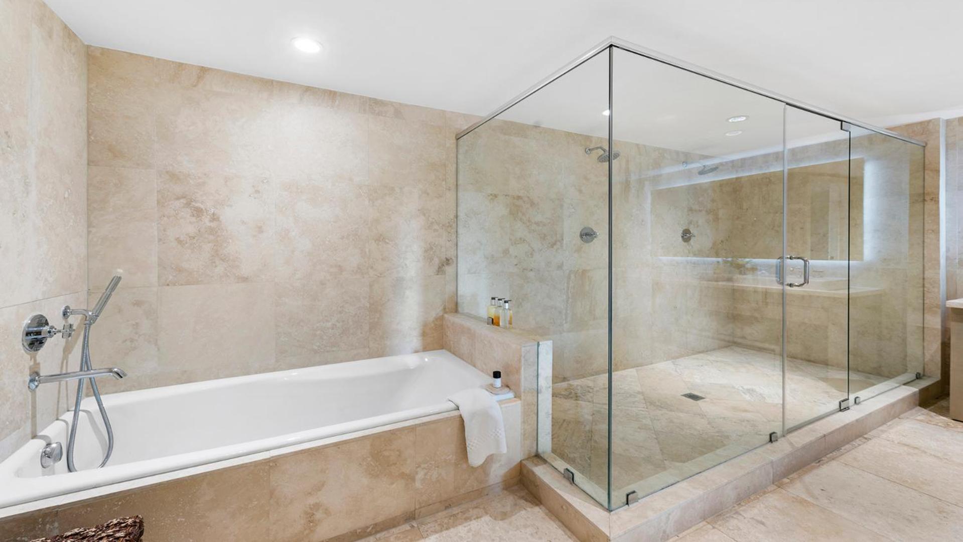 Luxurious Private Condo at 1 Hotel & Homes 945 - photo 13
