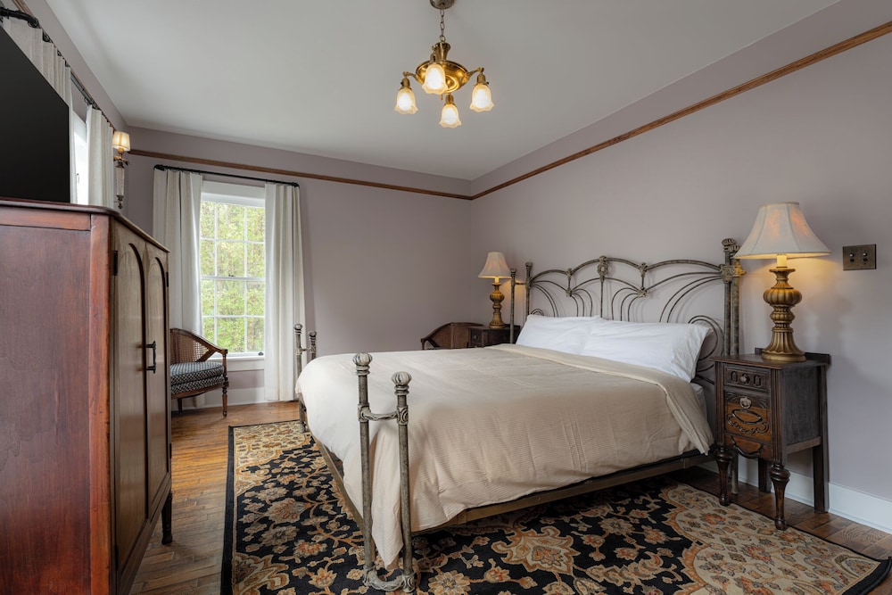 The NuWray Hotel & Carriage House - photo 22