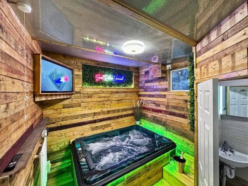 Kinky Kabin W Hot Tub Sauna And Rooftop Garden — Llwynypia