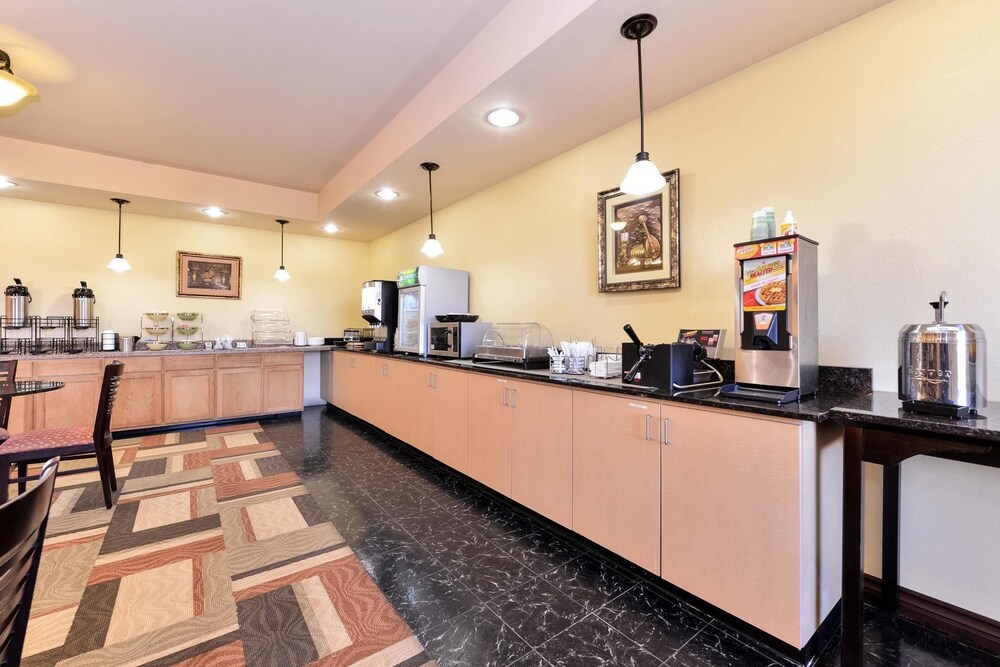 Express Inn & Suites - photo 30