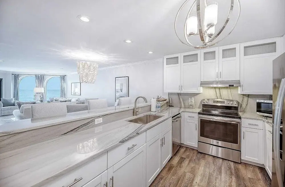 412 Seascape by Avantstay Oceanfront Balcony - photo 15