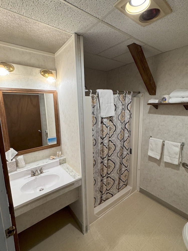 Lake Ontario Motel & Inn - photo 32