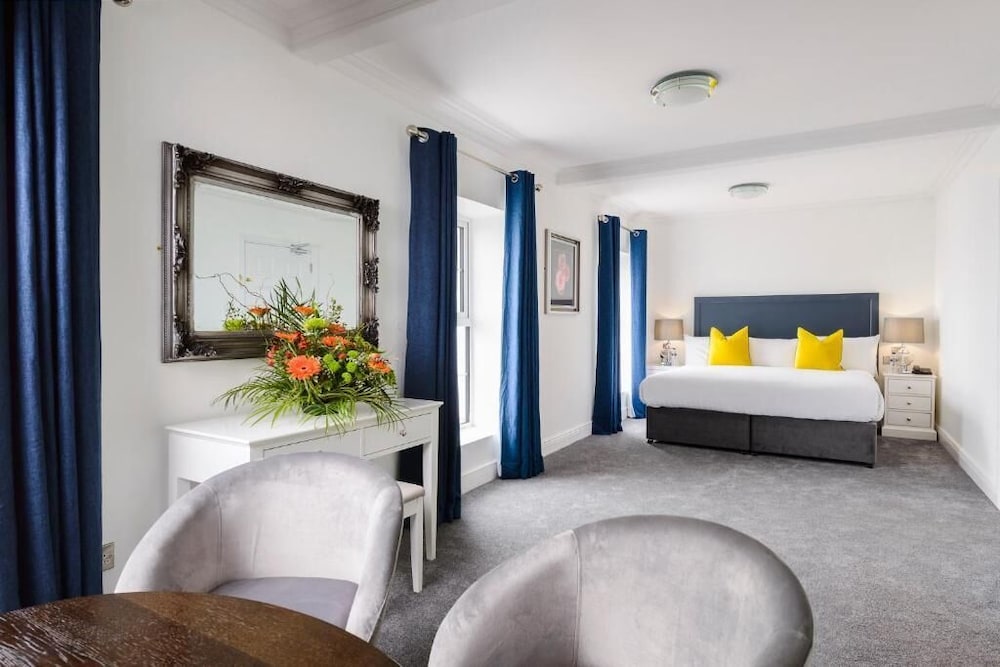 Commodore Hotel — Cobh