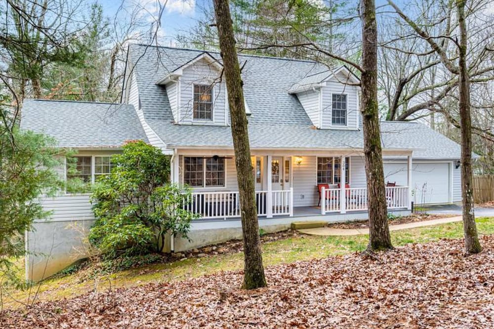 Asheville Cottage Retreat by AvantStay A Charm — 4-Star Luxury Hotel in Fairview, United States