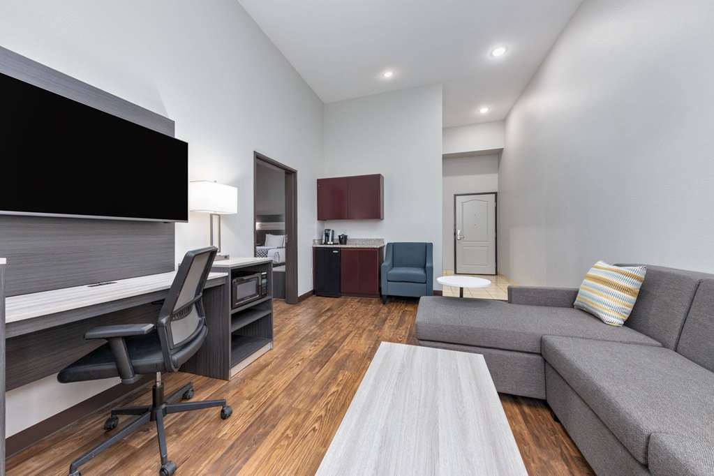 La Quinta Inn & Suites by Wyndham Allen at The Village - photo 25