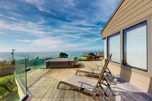 Stunning ocean view home with hot tub and deck — 4-Star Luxury Hotel in Manchester, United States
