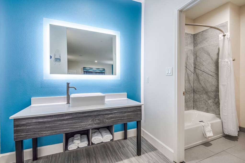 Americas Best Value Inn & Suites Houston at Hwy 6 - photo 11