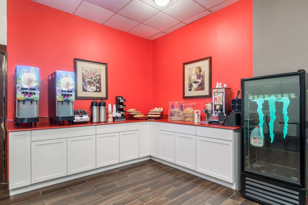 Econo Lodge Evansville - photo 16