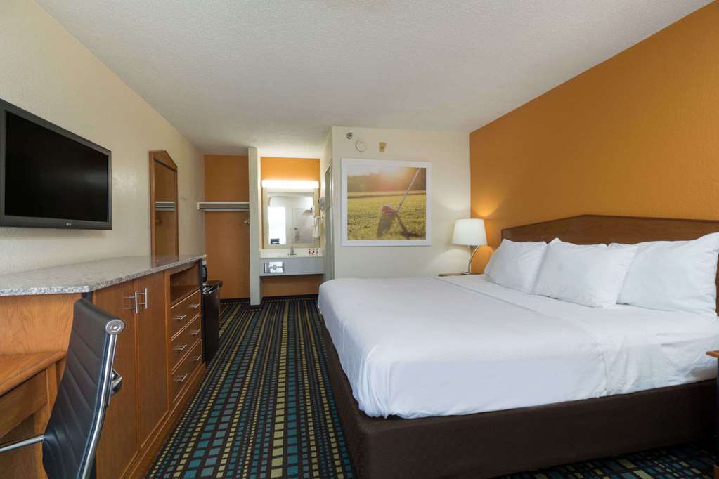 Days Inn by Wyndham Florence Cincinnati Area - photo 12