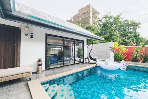 Luxury Pool Villa Pattaya Center C8 4 Bedroom — 4-Star Luxury Hotel in Pattaya, Thailand
