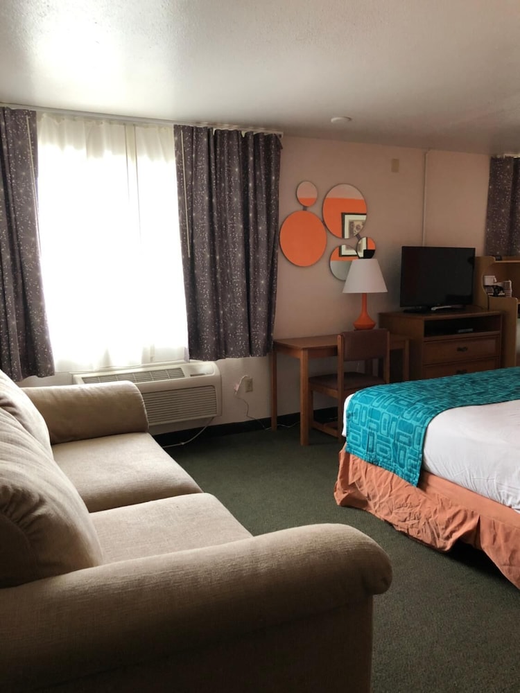 Howard Johnson by Wyndham Salem - photo 12