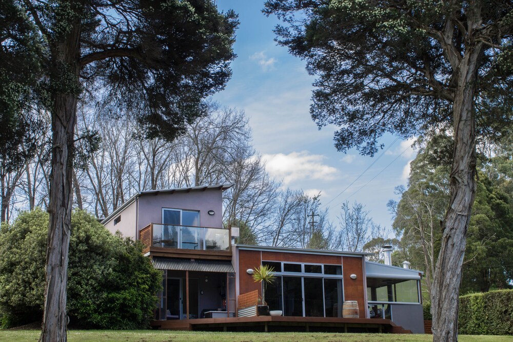 Ulverstone River Retreat — 4-Star Luxury Hotel in Ulverstone, Australia
