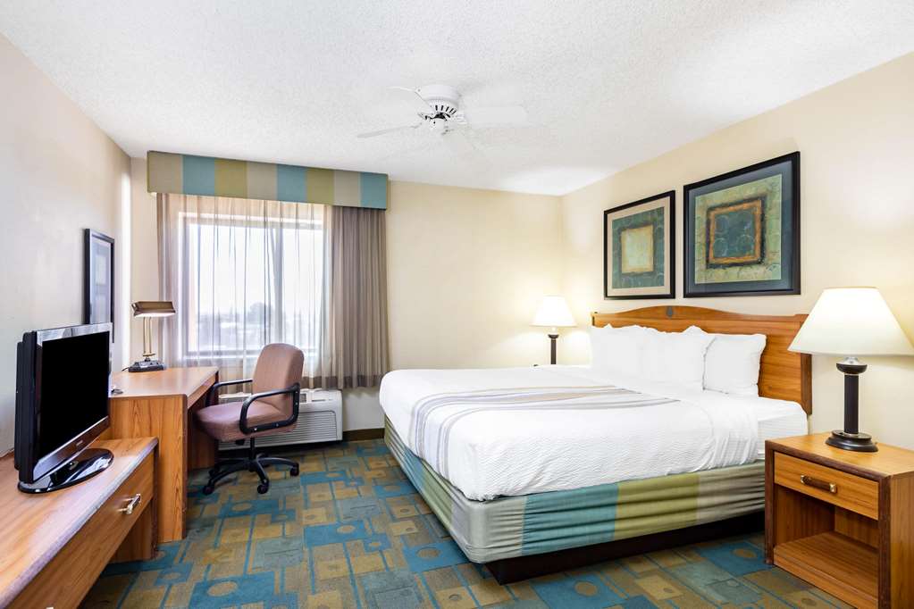 La Quinta Inn & Suites by Wyndham El Paso East - photo 13