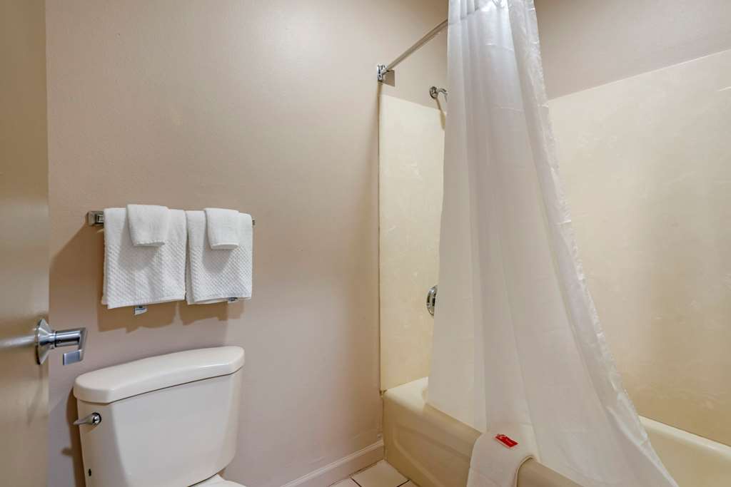 Econo Lodge Inn & Suites Granite City St. Louis - photo 12