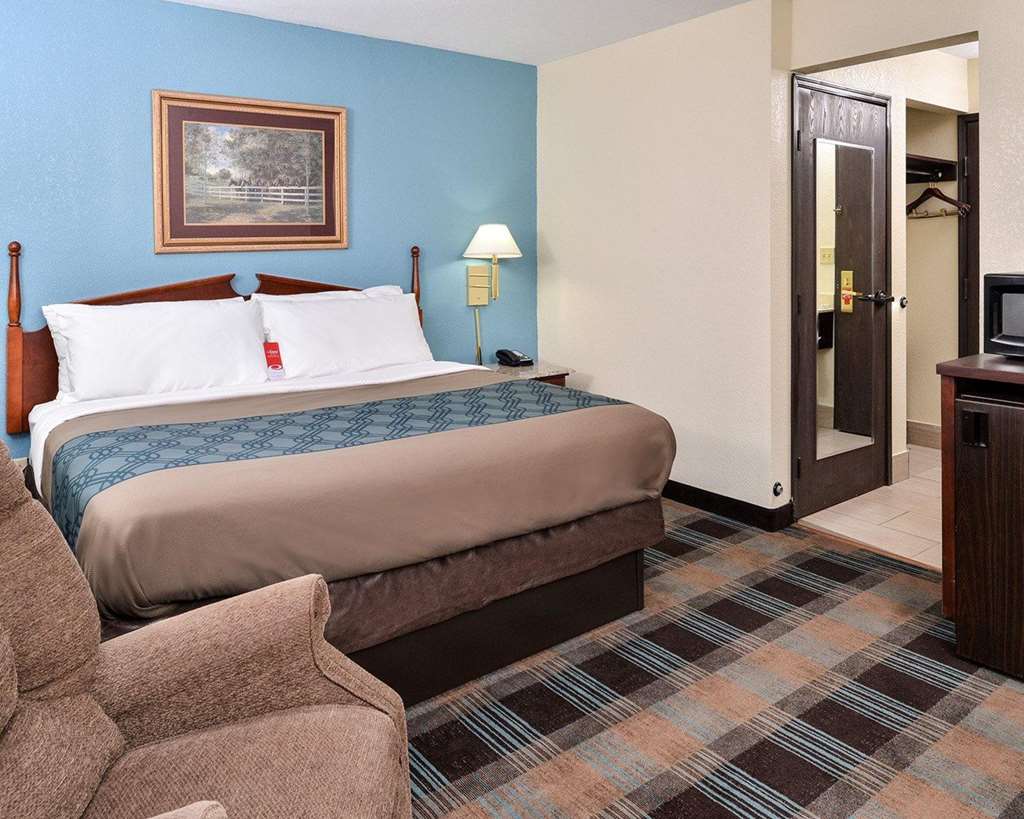 Econo Lodge Inn & Suites Shelbyville - photo 22