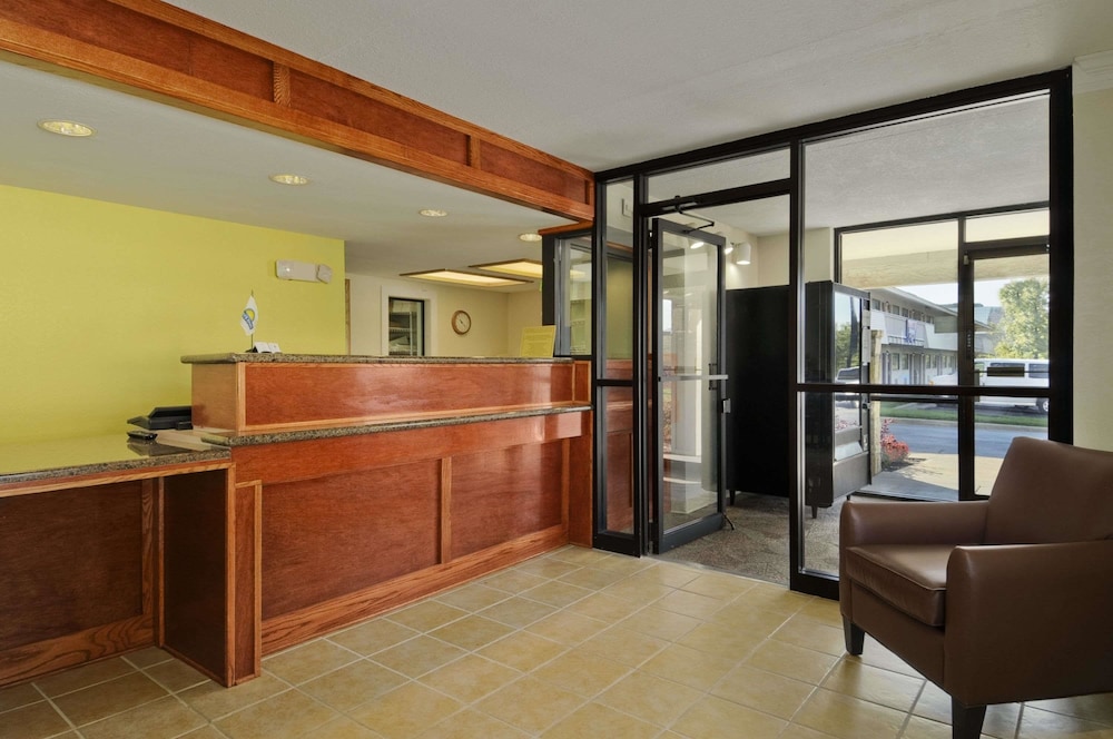 Days Inn by Wyndham Overland Park Metcalf Convention Center - photo 2