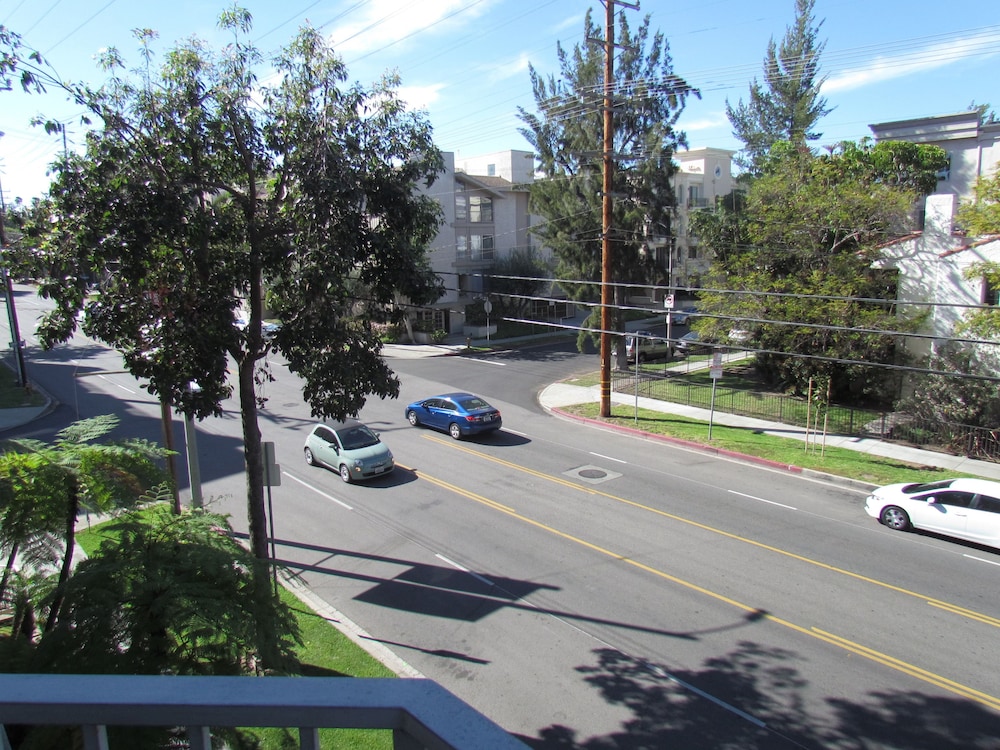 Next to Four Season Hotel Luxury Apartment - photo 10