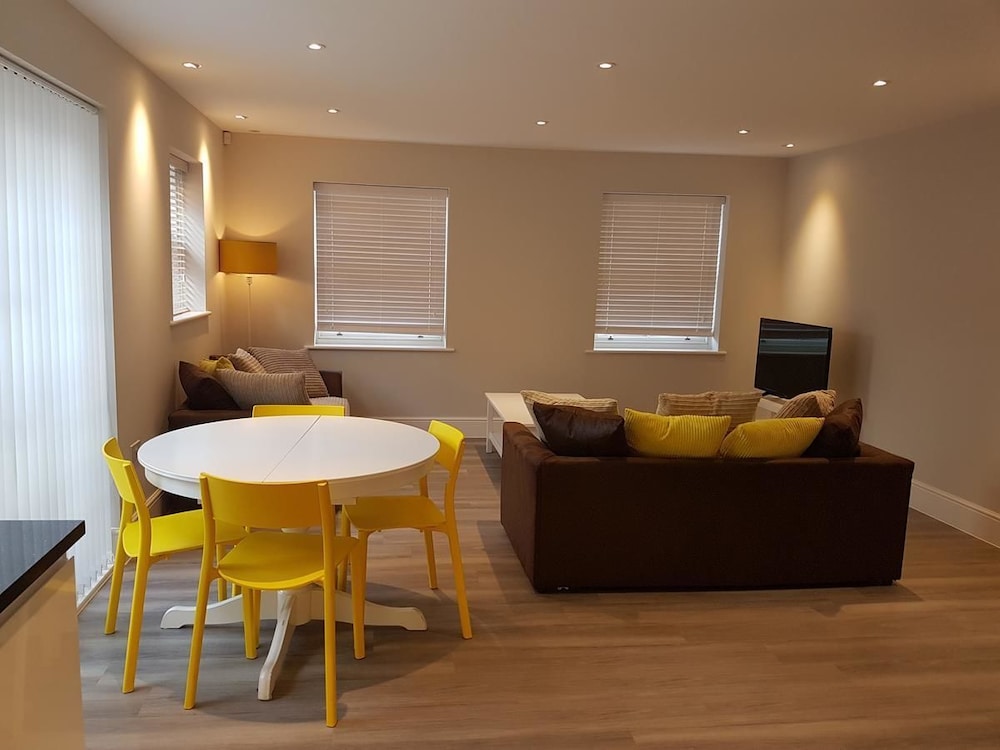 Icon Crownleigh 3 With Free Wifi — 4-Star Luxury Hotel in Brentwood, United Kingdom