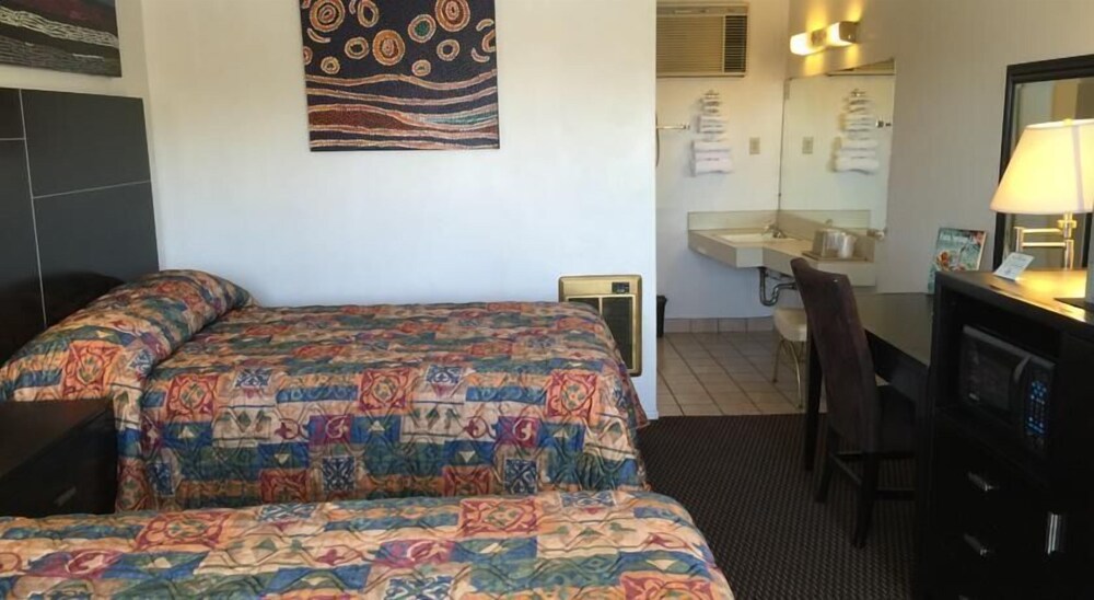 Tropics Motor Hotel - photo 11